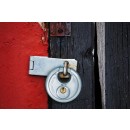 23-70-cadenas-diskus-abus-sur-porte.jpg ABUS