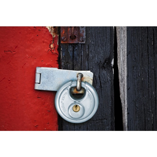 23-70-cadenas-diskus-abus-sur-porte.jpg ABUS