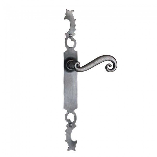 Poignees-sur-plaque-bec-de-cane-aquitaine-fer-patine-bouvet.jpg BOUVET