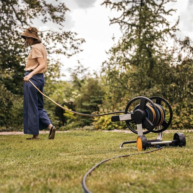Dévidoir manuel XL sur 2 roues - vide - Bricozor.jpg FISKARS