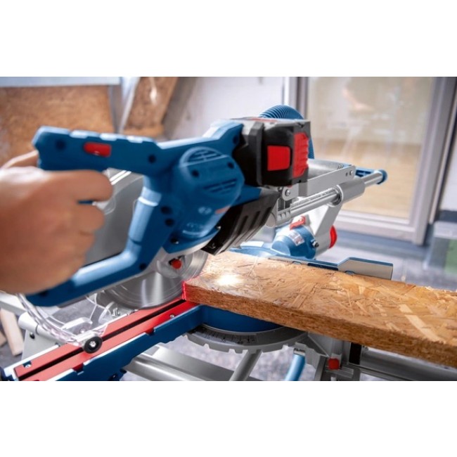 o411733v117_GCM_18V_216_D_application_cutting_wood_battery_pack_details026.jpeg BOSCH