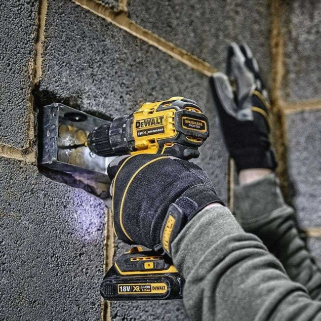 perceuse-visseuse-sans-fil-18v-2x2ah-dcd708d2t-qw-dewalt-square-1000x1000.jpg DEWALT