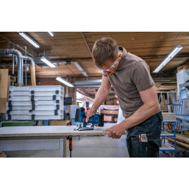 GST_18V-155_SC_application_cutting-coated_056 (12).jpg BOSCH