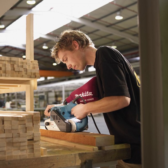 makita-9404j-ponceuse-a-bande-1010-w-100-x-610-mm (3).jpg MAKITA