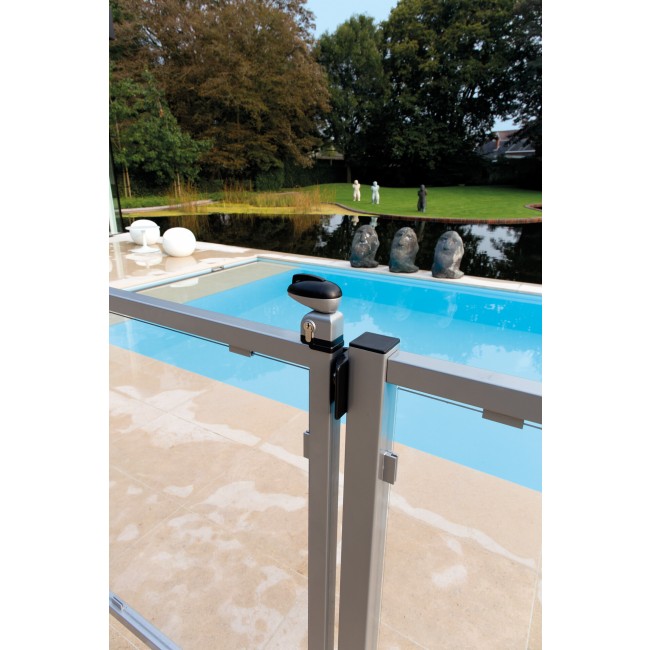 TWIST40_STK__On_silver_gate_by_pool__1920px.jpg LOCINOX