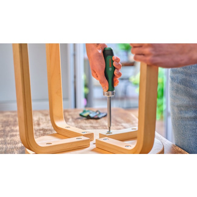 o482523v117 DIY_Hand_Tool_SCREWDRIVER_Ratchet_Bit_Screwdriver_application_003_3200x1800px.jpg BOSCH