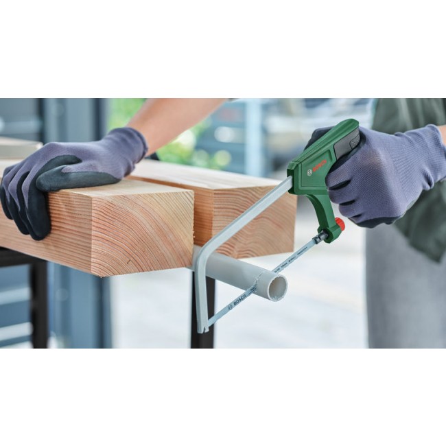o482735v117 DIY_Hand_Tool_SAW_Mini_Hack_Saw_application_002_3200x1800px.jpg BOSCH