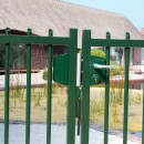SUBY_LAKQU2_3006PC_SAKL__Green_fence_in_front_of_villa_with_pond__1920px.jpg LOCINOX