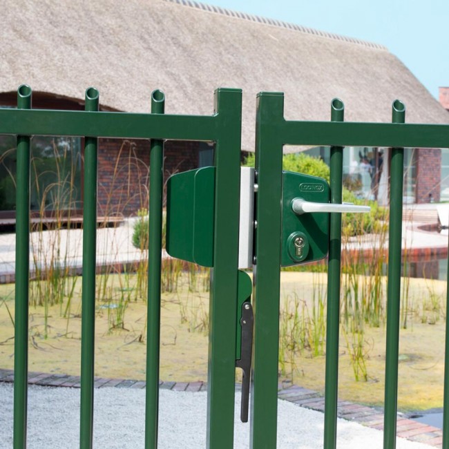 SUBY_LAKQU2_3006PC_SAKL__Green_fence_in_front_of_villa_with_pond__1920px.jpg LOCINOX