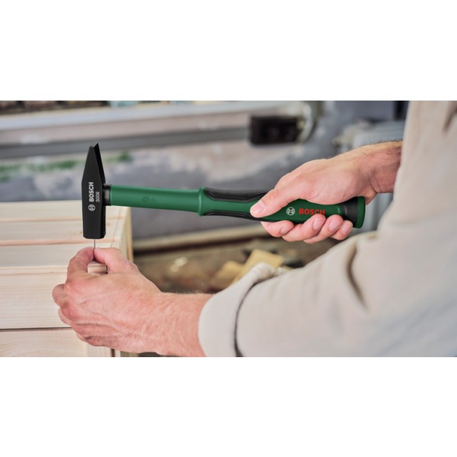 o403695v117 DIY_Hand_Tool_VARIOUS_Hammer_application_001_3200x1800px.jpg BOSCH