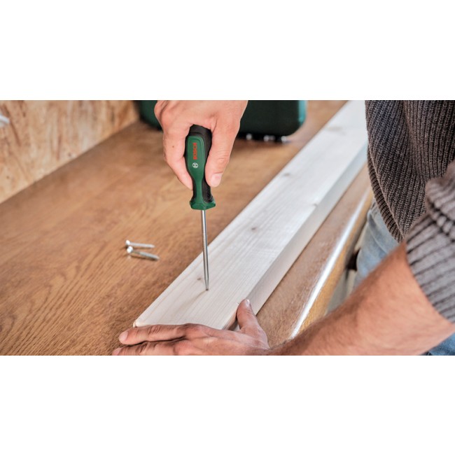 o407233v117 DIY_Hand_Tool_AWL_application_001_3200x1800px.jpg BOSCH