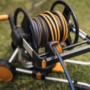 Dévidoir manuel XL sur 2 roues - vide - Bricozor 1.jpg FISKARS