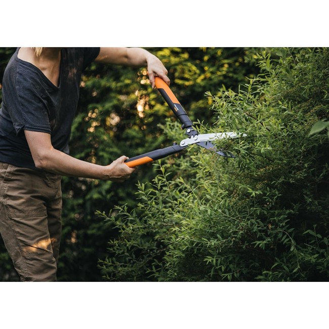 Cisaille-haie-professionnelle-powergear-x-fiskars-1.jpeg FISKARS