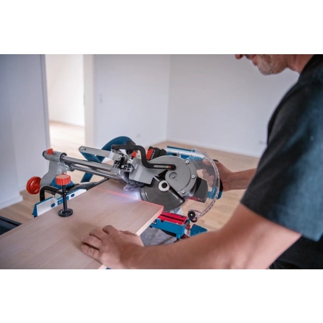 o402262v117_GCM_18V_216D_application_dual_laser_bevel039.jpeg BOSCH