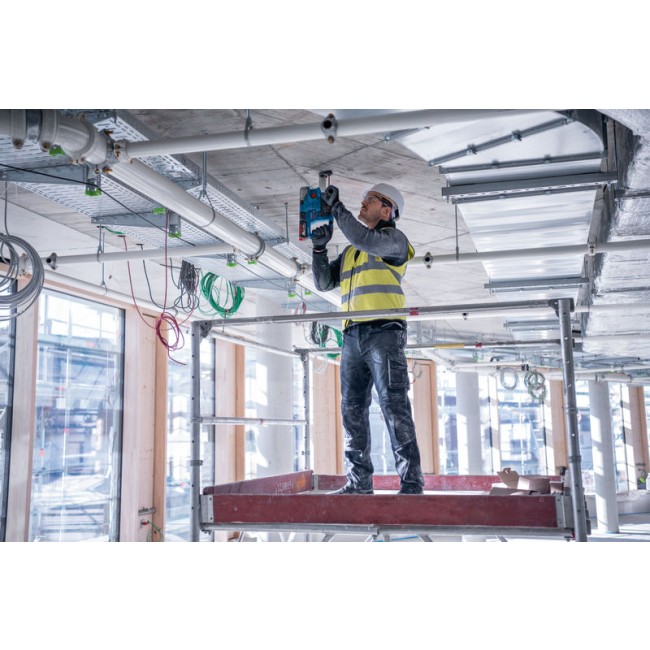 GBH_18V-22_GDE_18V_application_16_Overhead_Halbtotale_026_T3.jpg BOSCH