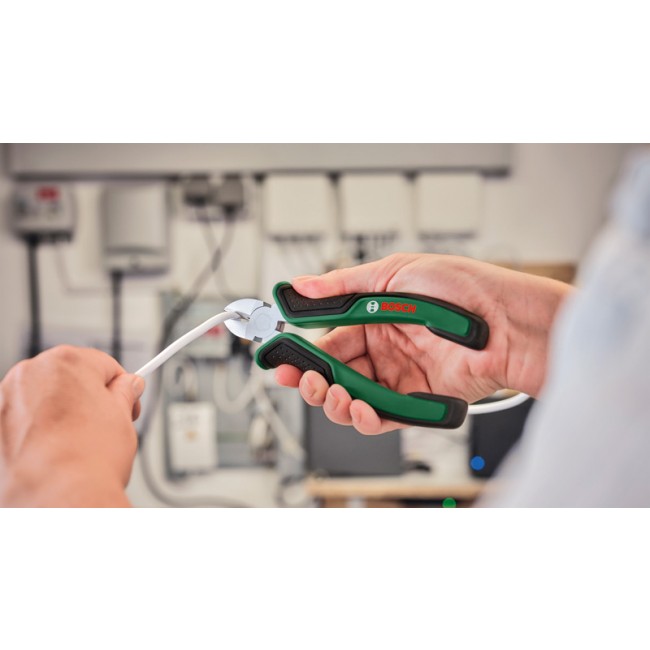 o403788v117 DIY_Hand_Tool_PLIERS_Side_Cutter_application_002_3200x1800px.jpg BOSCH