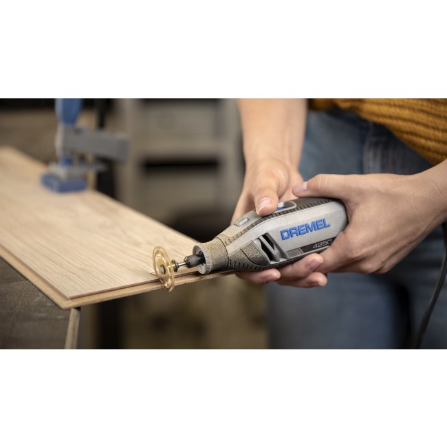 dremel-4250-sc544-multi-tool-hero-cutting-laminate (7).jpeg 