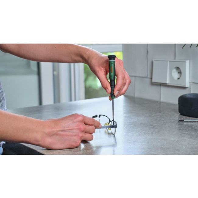 o482583v117 DIY_Hand_Tool_PRECISION_SCREWDRIVER_application_001_3200x1800px.jpg BOSCH