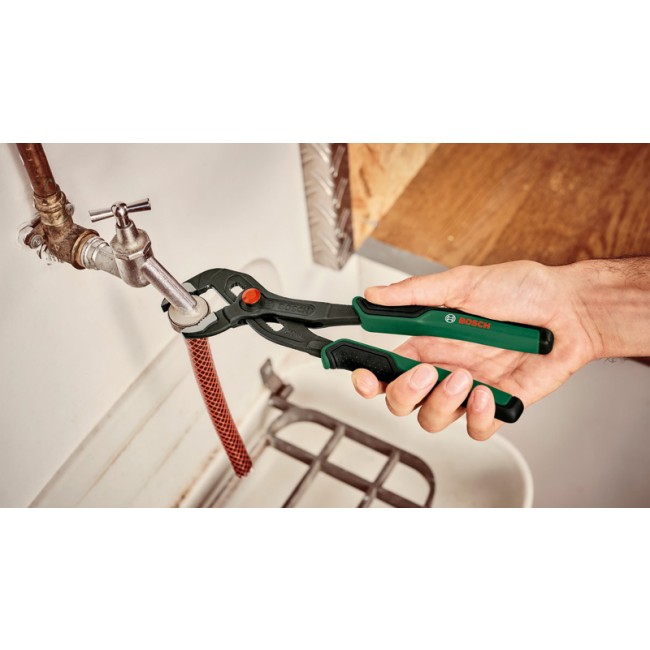 o403800v117 DIY_Hand_Tool_PLIERS_Water_Pump_Pliers_application_001_3200x1800px.jpg BOSCH